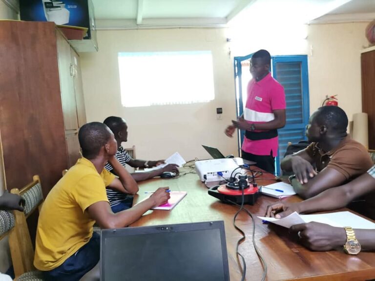 (Gaoua, vendredi 05 novembre 2021)-Evaluation finale du Projet « Promotion des bonnes pratiques pour une alimentation saine des nourrissons et des enfants dans les deux premières années de vie, dans les districts sanitaires de Dano, Diébougou et Gaoua: Formation des agents enquêteurs.